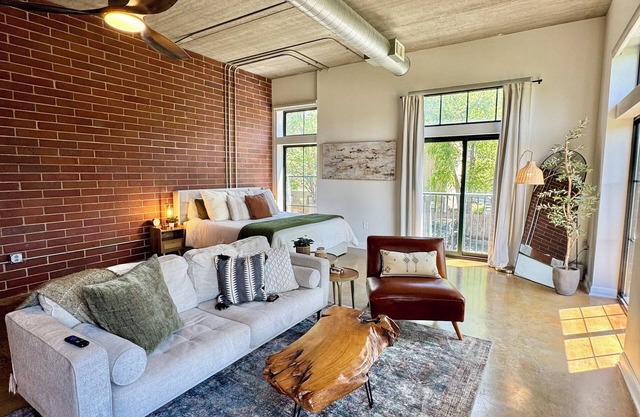 Modern Uptown Flat- 6 blocks to Truist Field, 7 blocks to Panthers Stadium!