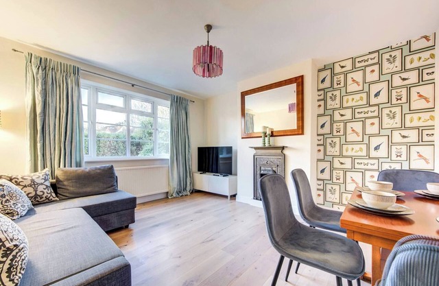 Charming Pitshanger Apartment