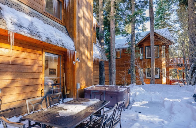 Modern Forest Cabin w. Hot Tub