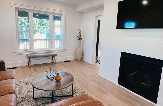 Modern Full Home steps from the Stratford Festival