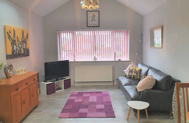 Modern fully self-contained Annex, free Parking private off street, large Garden