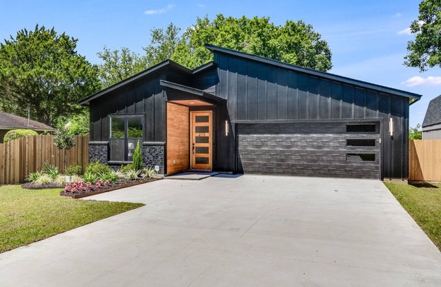 Modern Home New King Bed Sports Complex Lux Family Friendly