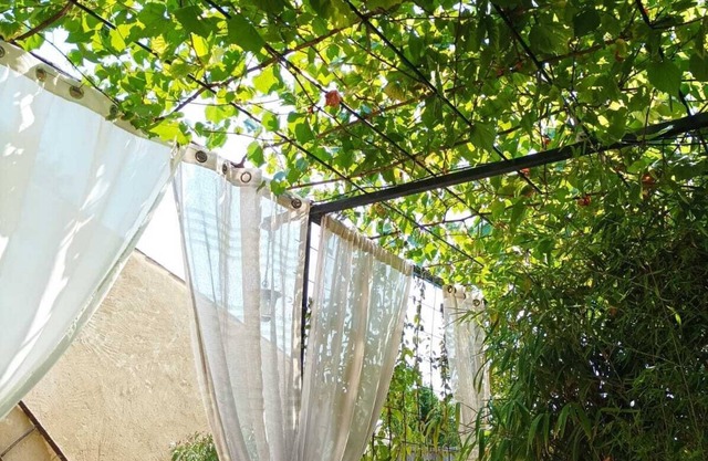 Gîte moderne, au pied du Mont Ventoux, dans un mas provençal avec piscine