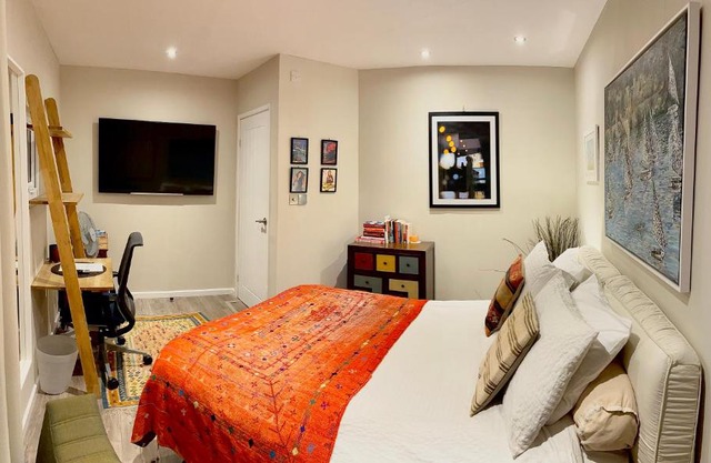 Modern, Gr Floor 1 bed, bathroom, garden & private entry with Free Parking