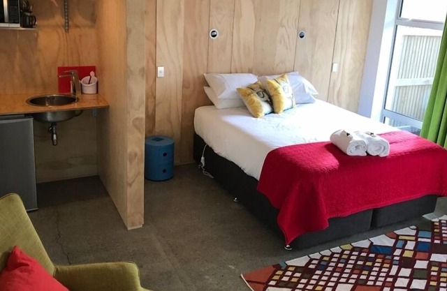 Studio moderne au rez-de-chaussée avec cour