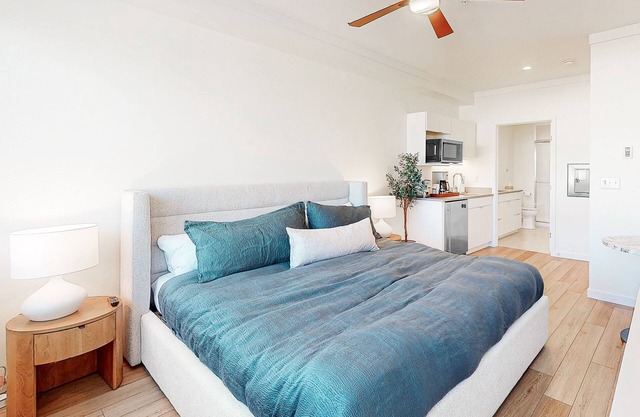 Modern ground-floor studio with mountain view, kitchenette & parking