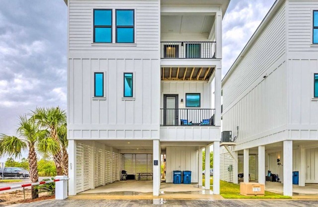 Modern Gulf Shores Escape, ~ Walk to the Beach! Walk to EVERYTHING!