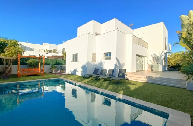 Maison moderne avec piscine privée