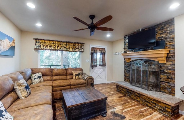Modern Hi Country Haus Getaway 10-15