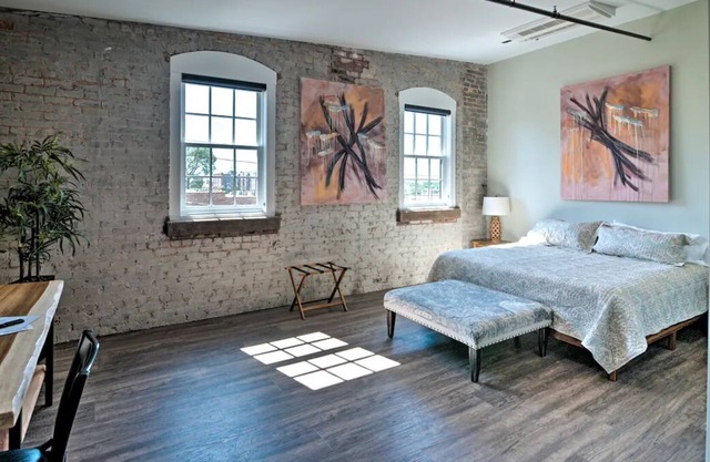 Modern Hickory King Suite in Historic Downtown!