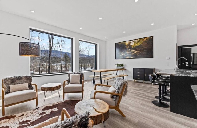 Modern Hideaway Chefs Kitchen & Sauna 15min to Ski