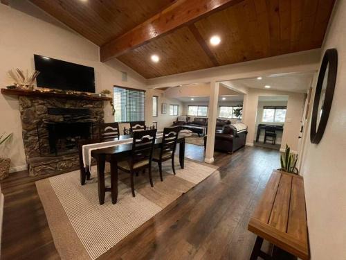 Modern hilltop cabin, 3 miles from Snow Valley