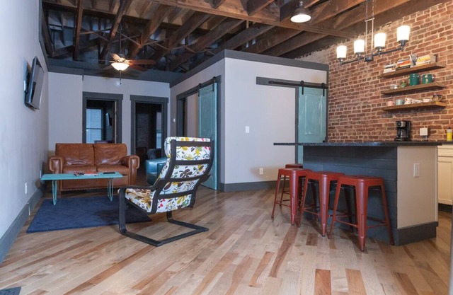 Loft moderne / historique sur la rue Main (A)