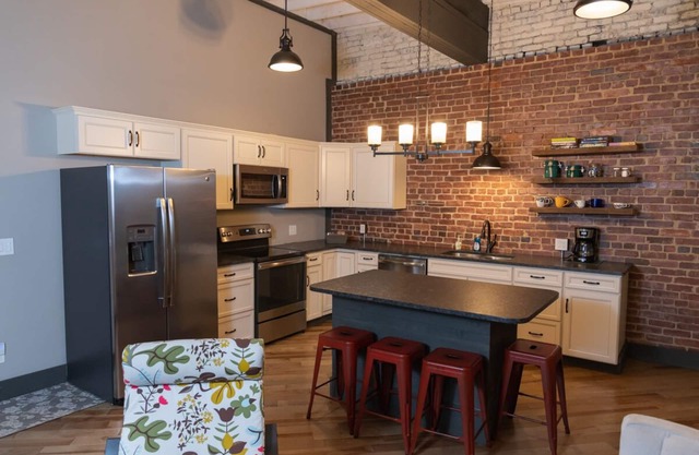 Loft moderne / historique sur la rue principale (B)