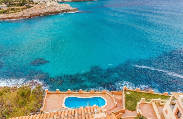 Logement de vacances moderne avec vue sur la mer, piscine, balcons, climatisation et Wi-Fi