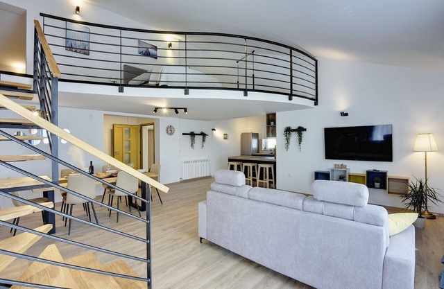 Appartement de vacances moderne avec balcon, BBQ, WLAN, climatisation.