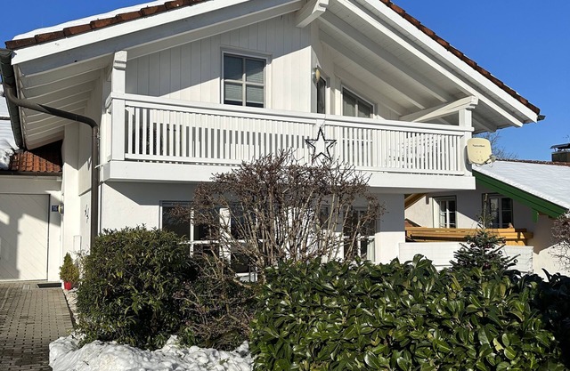 Maison de vacances moderne près du Chiemsee avec une belle vue sur la montagne