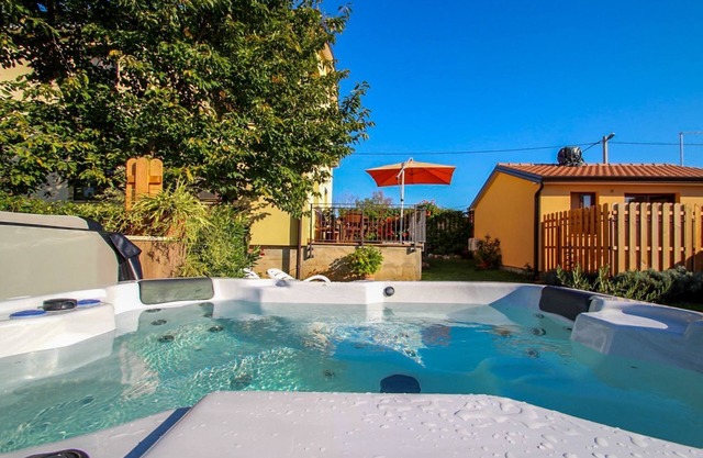 Maison de vacances moderne avec jacuzzi, jardin, chaises longues, barbecue