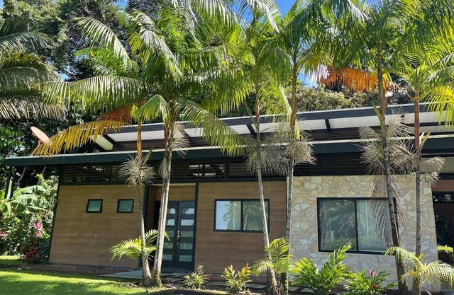 Maison moderne avec une touche rustique à côté de la jungle