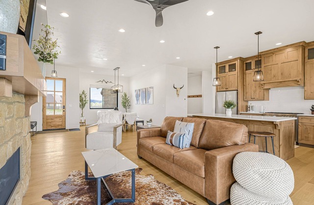 Modern home for families + dogs. Walk to Main St