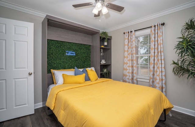 Modern Home In PRIME location - King Bed/ Spacious