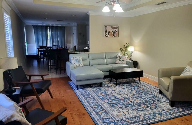 Modern home in quiet cul-de-sac near University of South Alabama!