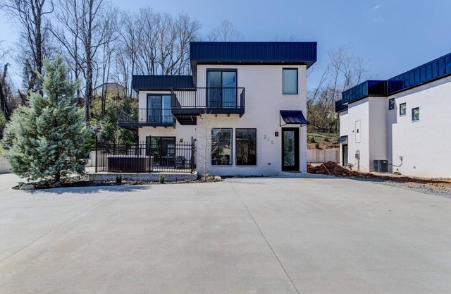 Modern home in the heart of McMinnville!