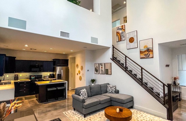 Modern Home near Red Rock - 30 Day Minimum.
