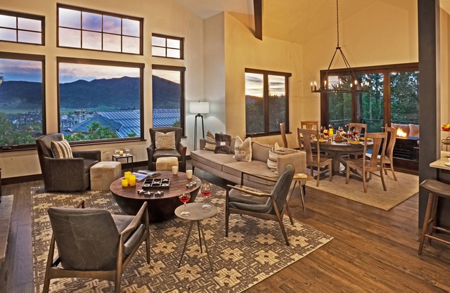 Modern Home w/ Incredible Views + Hot Tub + Close to Skiing - Poma Lodge