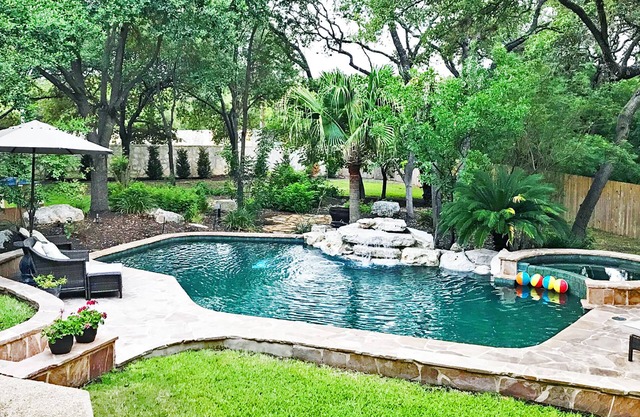 Maison moderne w / Belle piscine, Spa & Yard Family-Friendly dans un emplacement pratique