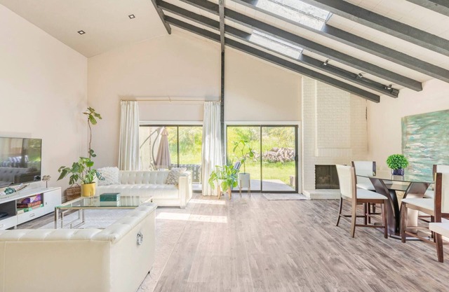 Pet Friendly Home w Luxe-Breeze King Bed & Backyard