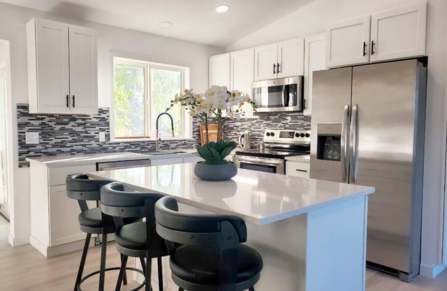 South Hill Home: Panoramic Views - Game Room - Fenced Yard