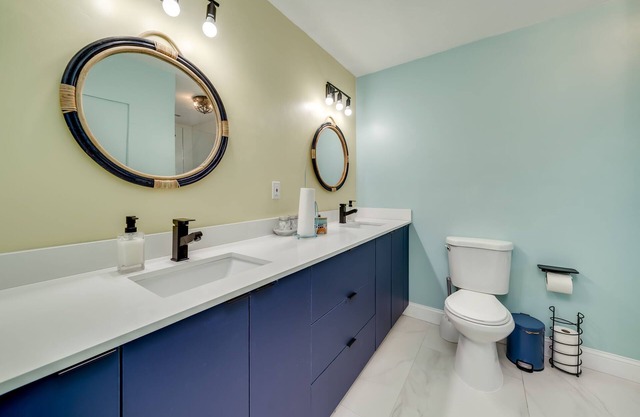 MODERN HOME WITH HEATED POOL! CLOSE TO SAWGRASS MILLS MALL! FLEXIBLE CHECK IN