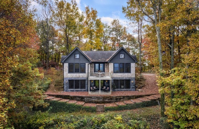 Modern Home with Mountain Views, Hot tub, Pool Table, and Gourmet Kitchen.