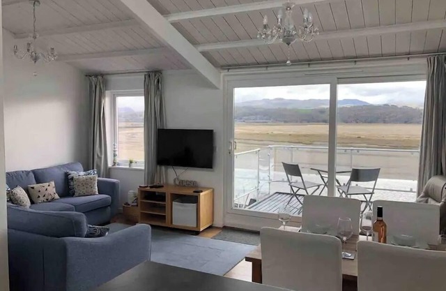 Maison moderne avec vue spectaculaire sur la mer / l'estuaire et la montagne