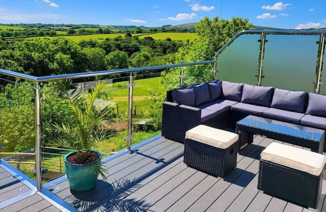 This house is a 2 bedroom(s), 2 bathrooms, located in Rilla Mill, England.