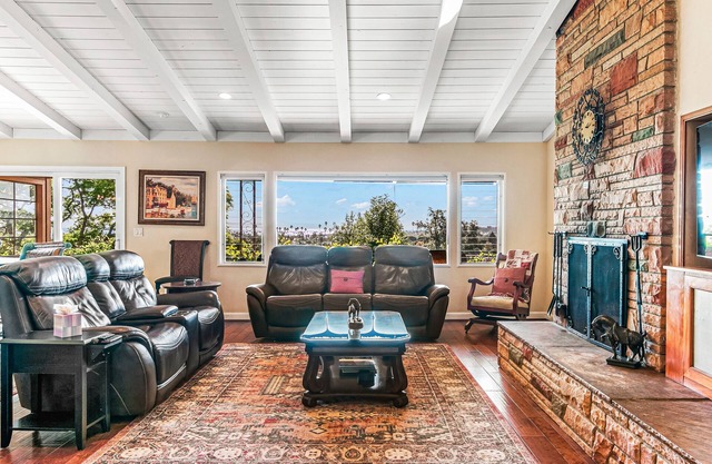 Modern home with ocean views, wood fireplace, & chef's kitchen - dog-friendly