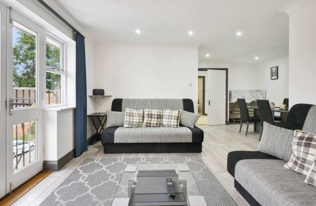 This apartment is a 2 bedroom(s), 1 bathrooms, located in Knaphill, Woking.