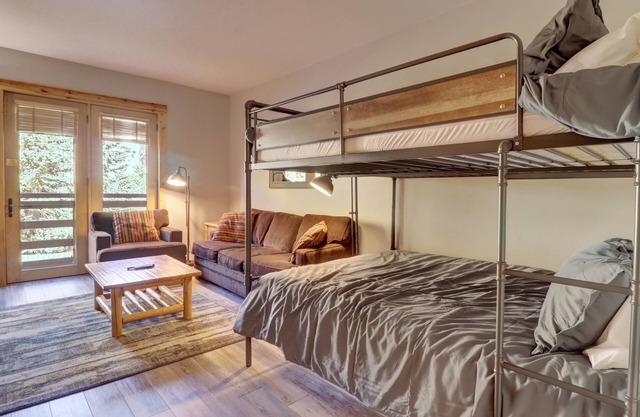 Modern Hotel Room in Center Village. TM225A