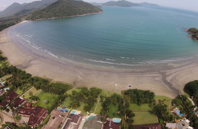 Maison moderne à deux pas de la plage tranquille d'Ubatuba