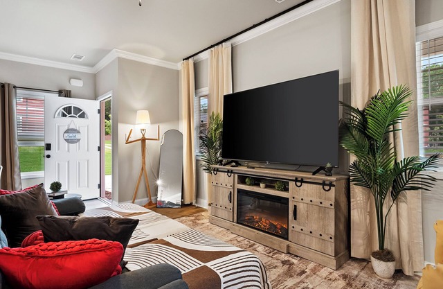 Modern House + Game Room - 75' TV - 2 King Beds