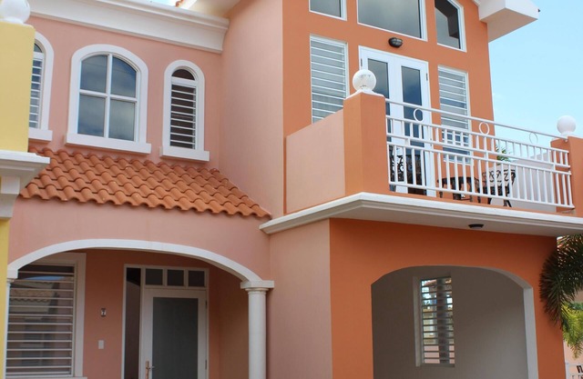 Maison moderne à Aguadilla avec générateur de 16KW et 660 gal. réserve d'eau