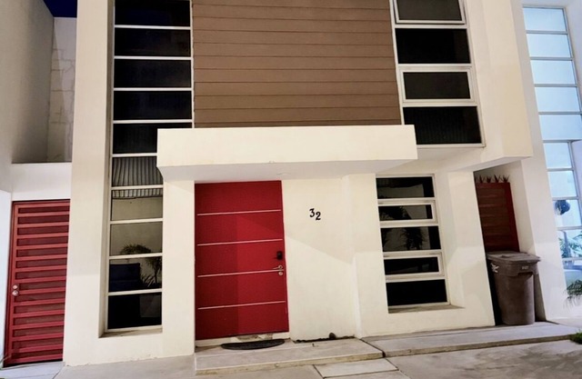 Modern house just 1 block from the beach