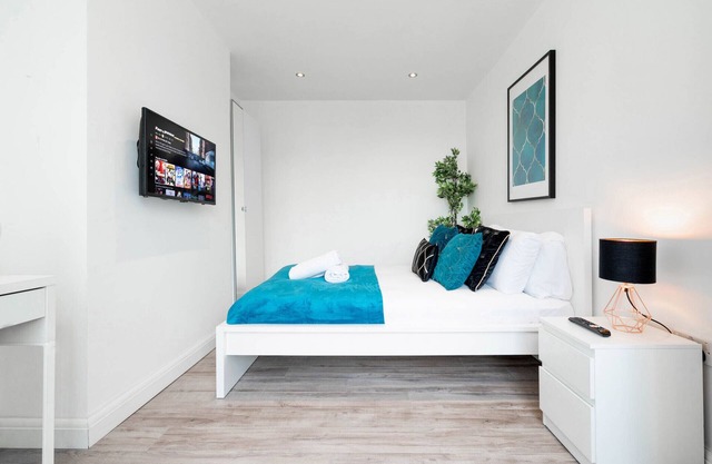 Modern House - Parking - Garden - Near QE & Uni