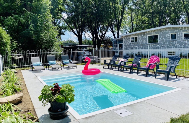 Maison Moderne avec Piscine, Spa, Foyers, BBQ, Jeux, Familles,10 min. Old Quebec