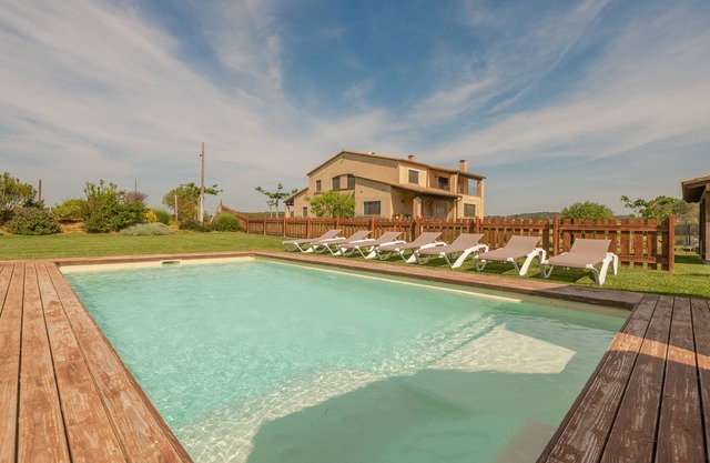 Maison moderne entourée de champs à seulement 15 minutes des plages du Baix Empordà