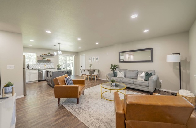 Modern House w/ Backyard. Pet friendly!