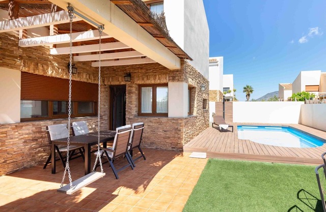 Maison moderne avec piscine, jardin, vue sur les montagnes et barbecue