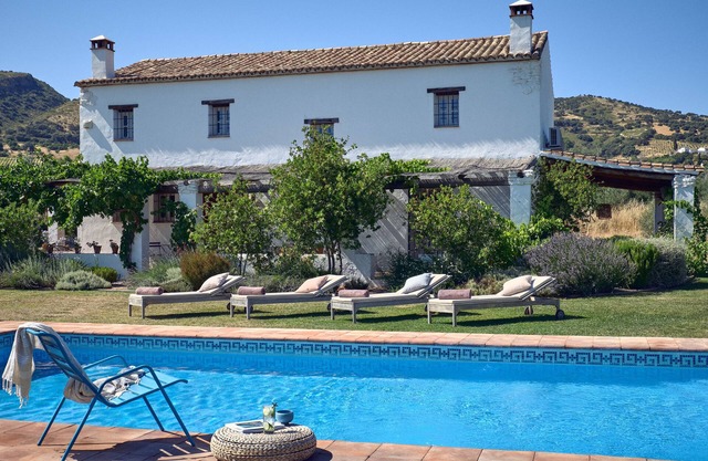 MAGNIFIQUE VILLA DE LUXE ET VUE SUR PISCINE PRIVÉE, OLIVE GROVE BIO RONDA 5Km