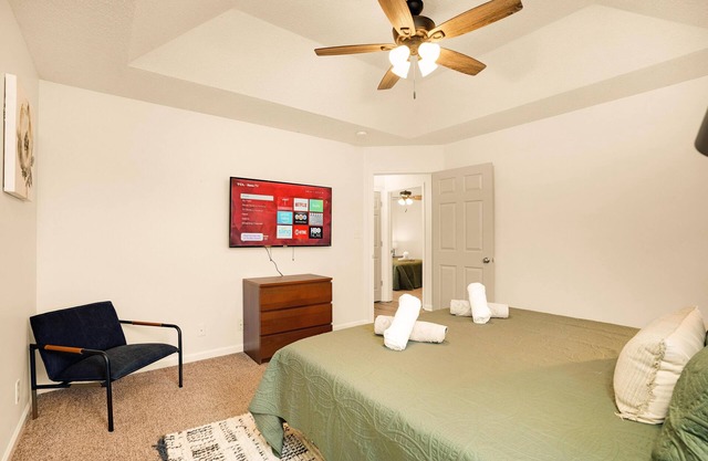 Modern King Bed Haven: Perfect for Short and Long-Term Stay